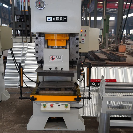 Machine de presse à poinçonner hydraulique servo de haute précision de 125 tonnes pour la perforation de trous métalliques