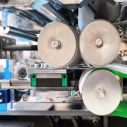 Machine d'emballage automatique à grande vitesse, servomoteur, étiquetage de poinçonnage de tissus humides, de serviettes humides et de lingettes humides