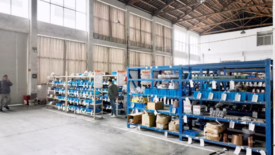 Machine de presse mécanique avec alimentateur servo automatique Nc et matrice progressive