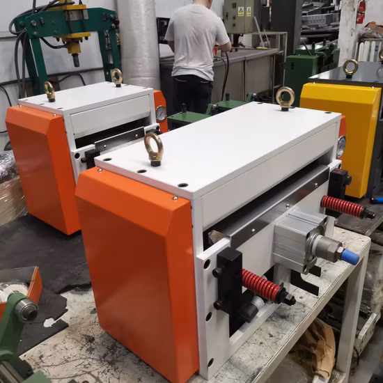 Machine de décoilage de feuilles de bobines avec redresseur pour ligne d'alimentation automatique